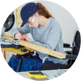 Femme handicapée qui bricole