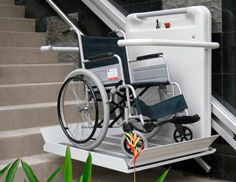 Plateforme monte-escalier avec fauteuil roulant dessus