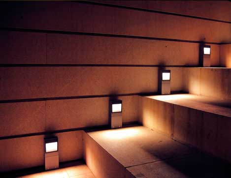 Éclairage d'escalier avec LED sur le côté des marches