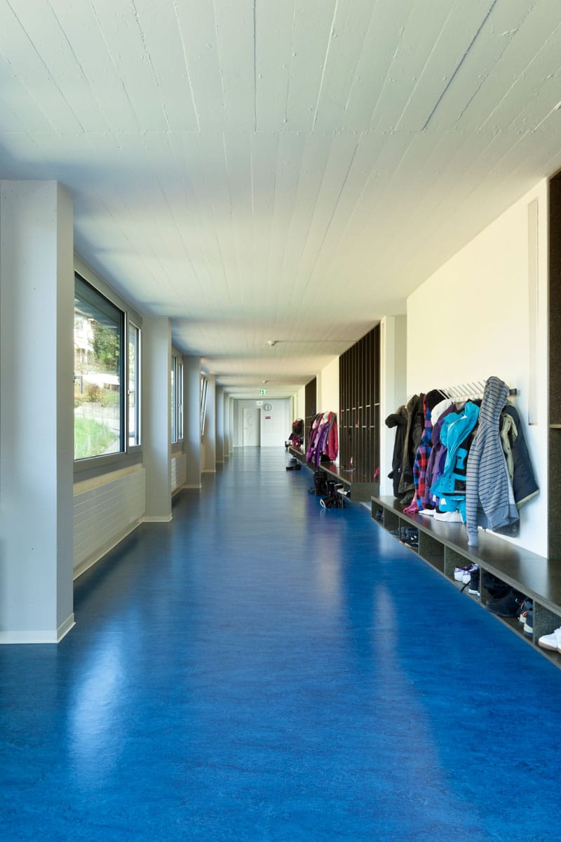 Large couloir d'une école