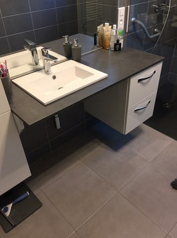 Angers - Installation plan vasque suspendu avec rangements deux tiroirs, pour accès facilité en fauteuil roulant