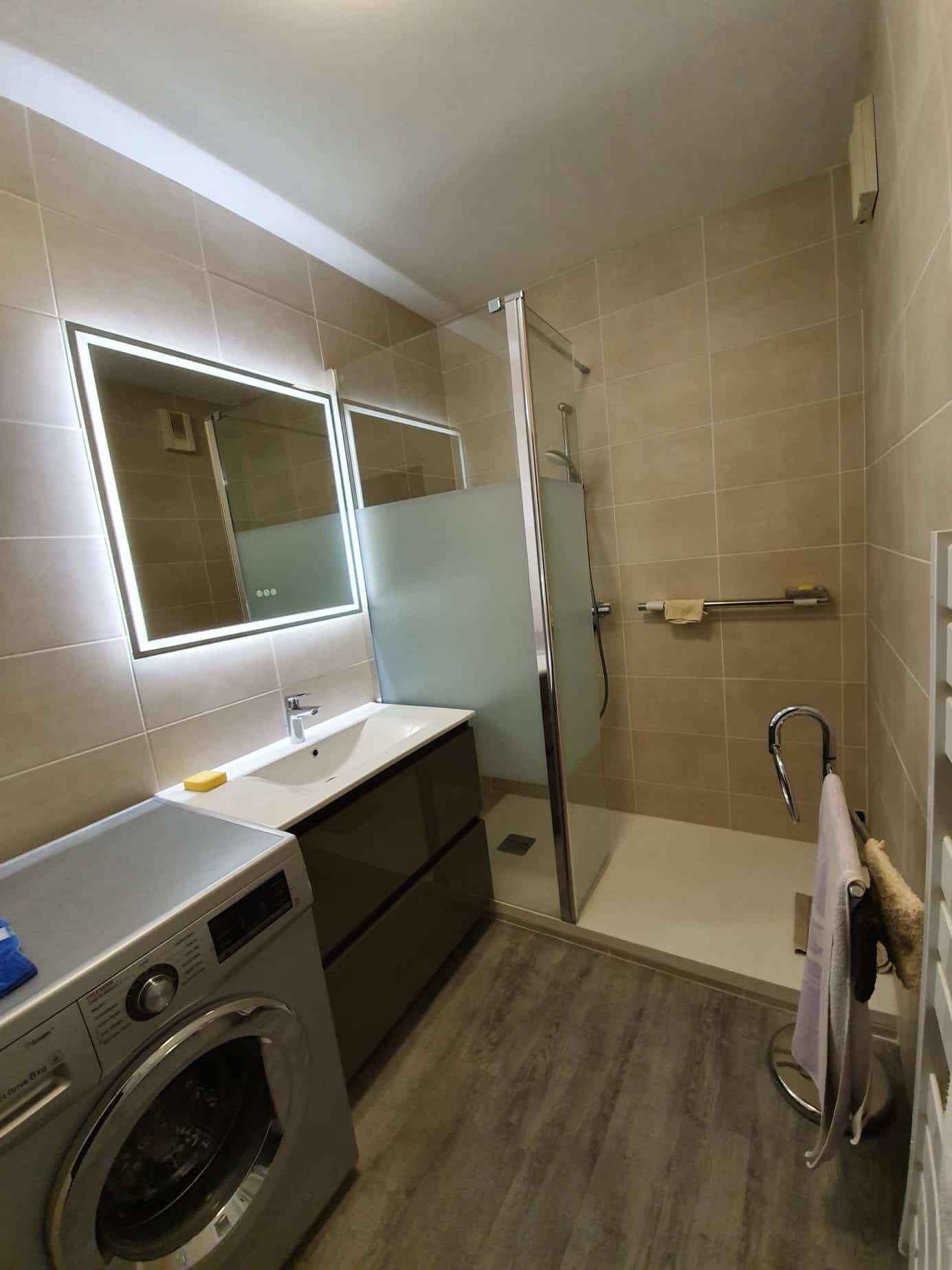 Angers - Remplacement baignoire en douche. Installation nouveau meuble vasque avec miroir avec LED intégrée. Sol antidérapant PVC.