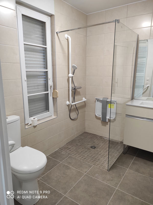 Remplacement d’un bac à douche surélevé par une douche italienne, avec mitigeur thermostatique, siège de douche et barre d’appui. Mise en place d’un WC surélevé.