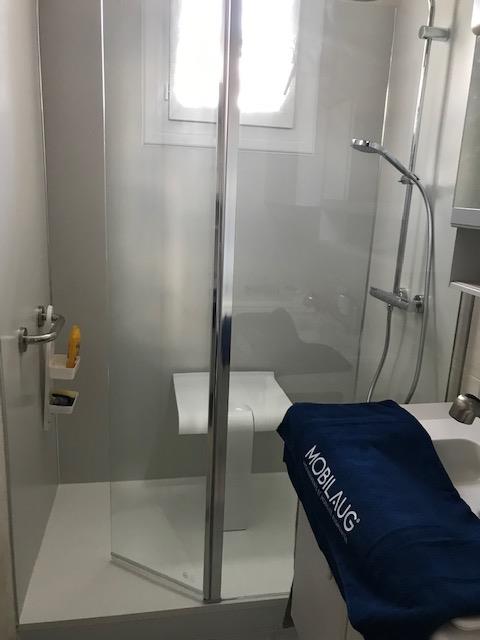 remplacement de la baignoire par une douche, barre d’appui et siège de douche