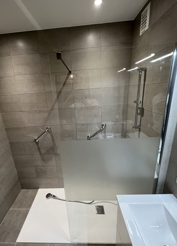 CALUIRE Adaptation d’une salle de bain complète avec intégration d’un receveur de douche au plus bas (-10cm par rapport à l’origine)