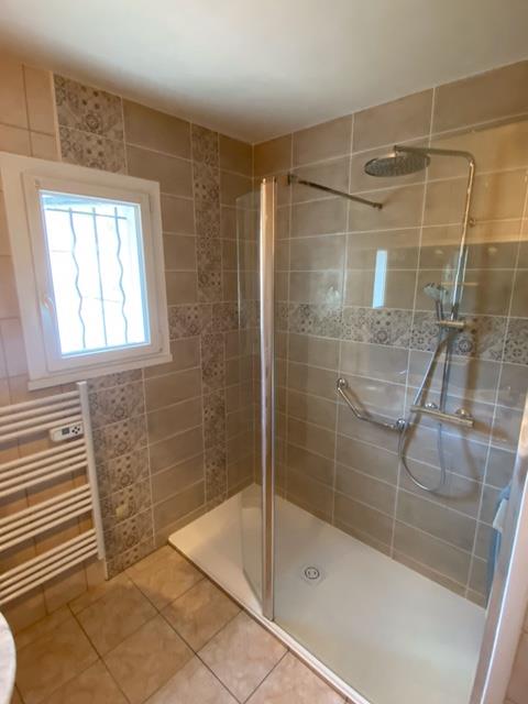 remplacement de la baignoire par une douche, barre d’appui, siège de douche et sèche serviette
