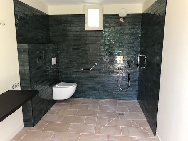 agrandissement de la salle de bain par la suppression d'un couloir, remplacement de la baignoire par une douche à l'italienne, WC suspendu et meuble vasque PMR