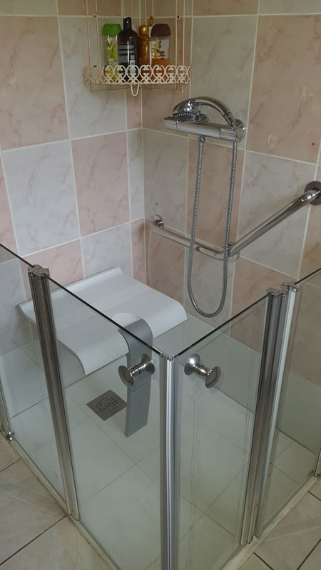 remplacement d’un bac à douche par une douche adaptée et sécurisée avec paroi mi-hauteur et ouverture totale au CHAMBON FEUGEROLLES