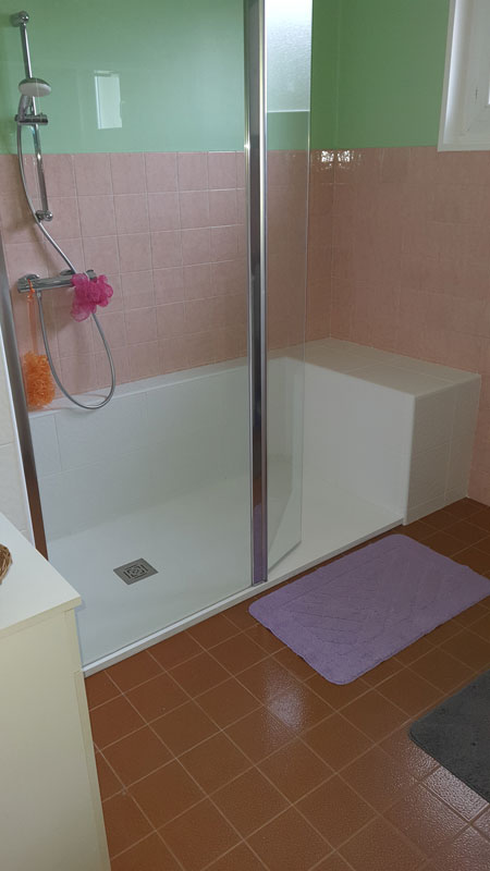 remplacement d’une baignoire par une douche adaptée et sécurisée avec banc d’assise à chaque extrémité à UNIAS