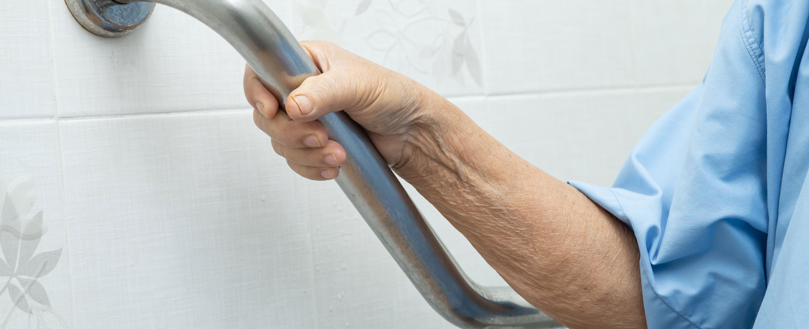 Faut-il mettre une barre de douche pour les seniors ?