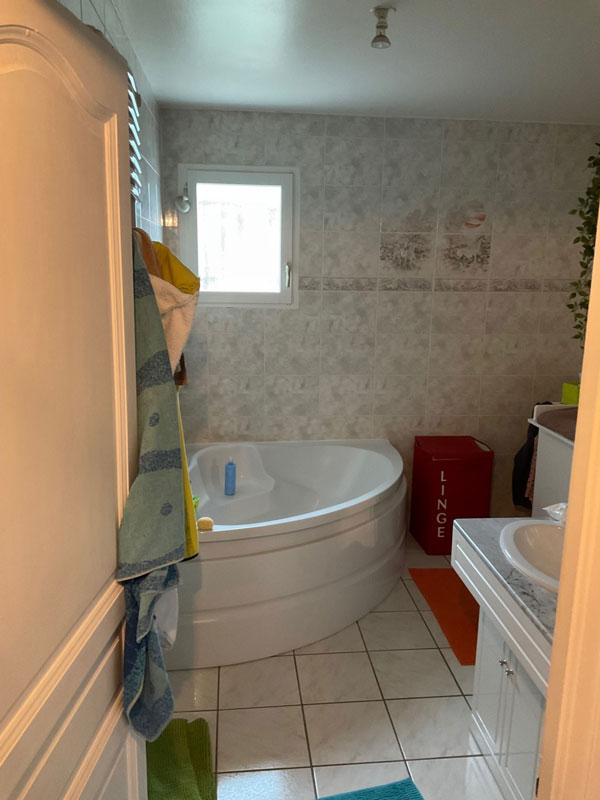 salle de bains avec meuble vasque et WC séparé