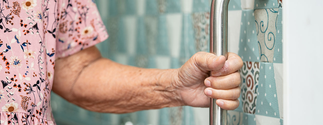 La barre d’appui de douche pour senior, un accessoire indispensable