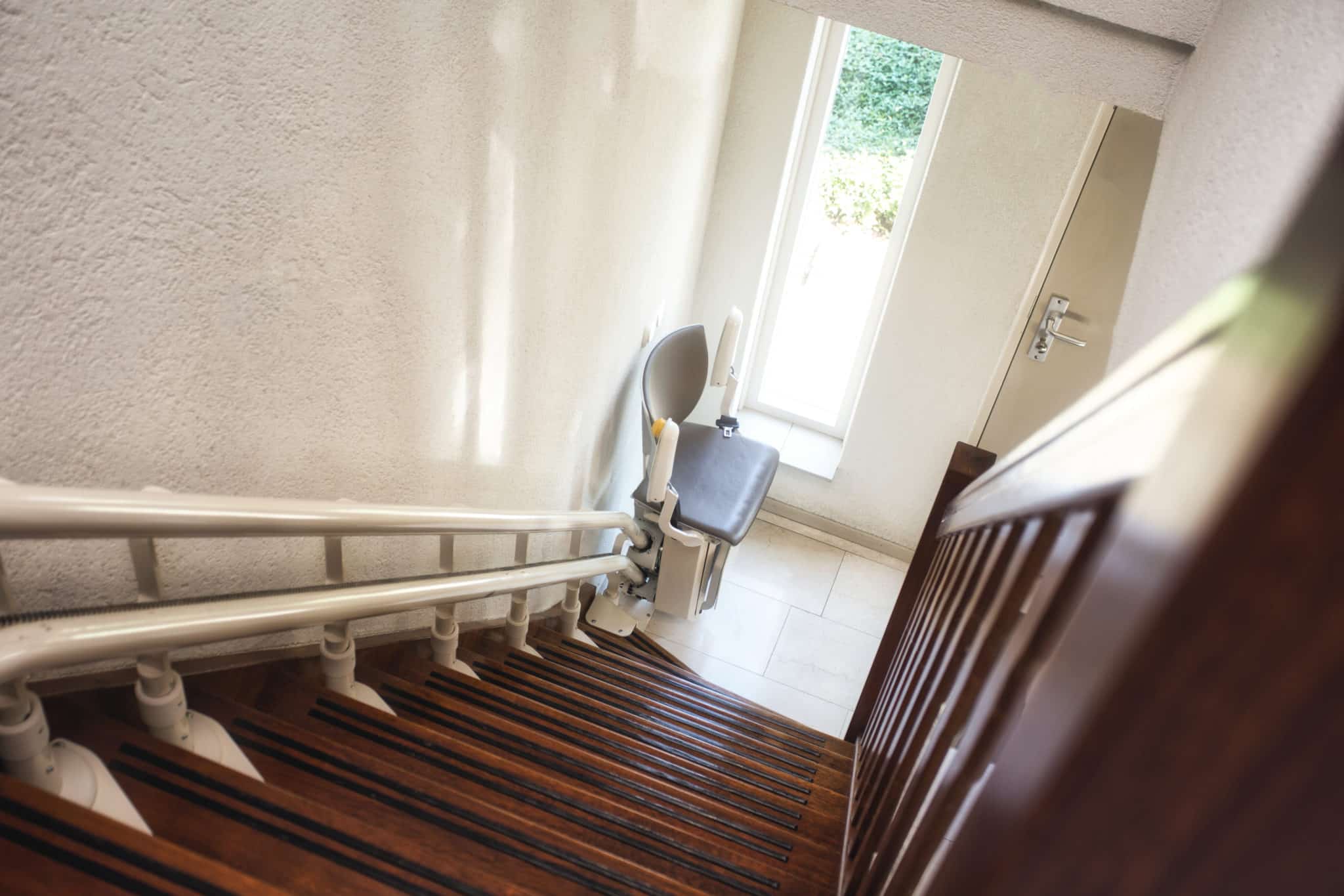 Pourquoi et comment installer un monte-escalier dans sa maison ?